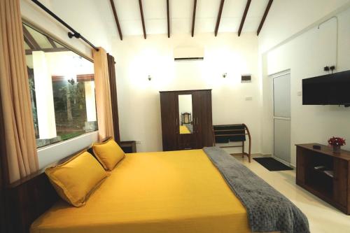 En eller flere senge i et værelse på Cozy Stays Villa