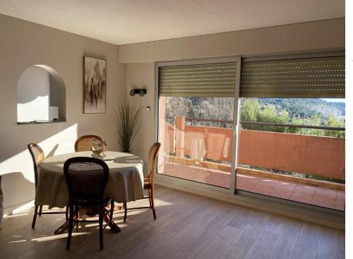 une salle à manger avec une table et une grande fenêtre dans l'établissement Tres beau 2 p vue mer terrasse, à La Turbie