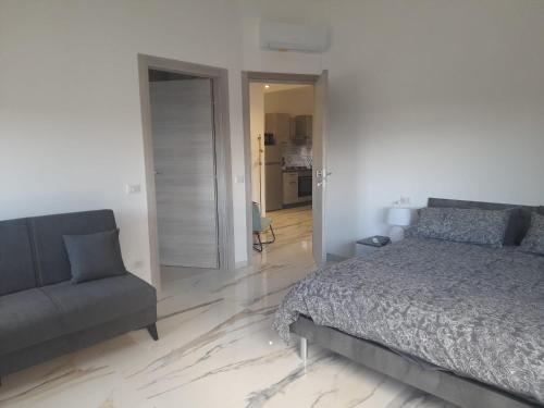 un dormitorio con una cama y un sofá en Casa Vacanze Marco e Cinzia, en Roma