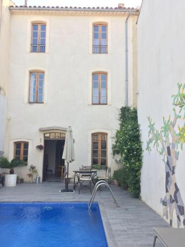 Πισίνα στο ή κοντά στο Stylish large house with heated pool in historic village