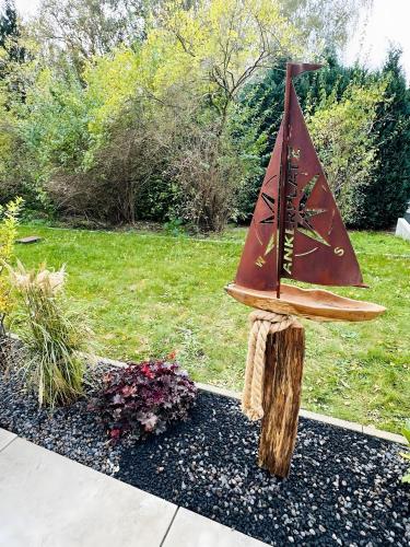 a statue of a sail boat on a stump at Fewo-Romuli in Eggesin