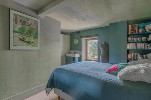 - une chambre avec un lit bleu et une étagère dans l'établissement Completely renovated old farmhouse in Drome, à Saint-Bonnet-de-Valclérieux