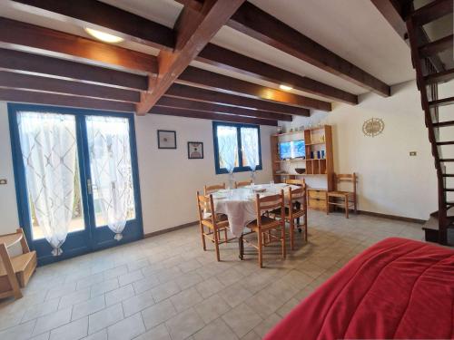 d'une salle à manger avec une table et quelques fenêtres. dans l'établissement Maison confortable à 250m de la plage avec terrasse et parking - 7 couchages - FR-1-387-89, à Marseillan