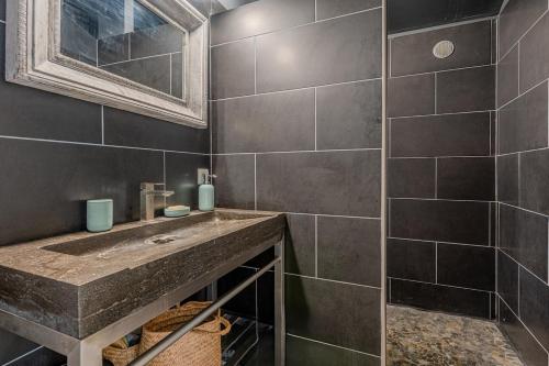 une salle de bain avec un lavabo et un miroir dans l'établissement Completely renovated old farmhouse in Drome, à Saint-Bonnet-de-Valclérieux