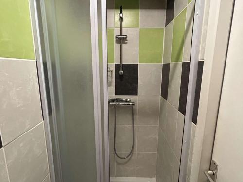 une douche avec une porte vitrée dans une salle de bain dans l'établissement Maison confortable à 250m de la plage avec terrasse et parking - 7 couchages - FR-1-387-89, à Marseillan