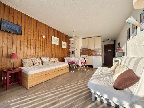 Il comprend un salon avec un lit et un canapé. dans l'établissement Studio cosy à Notre-Dame-de-Bellecombe, au pied des pistes avec piscine et parking - FR-1-595-24, à Notre-Dame-de-Bellecombe