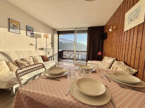 d'un salon avec une table et des plaques de cuisson. dans l'établissement Studio cosy à Notre-Dame-de-Bellecombe, au pied des pistes avec piscine et parking - FR-1-595-24, à Notre-Dame-de-Bellecombe