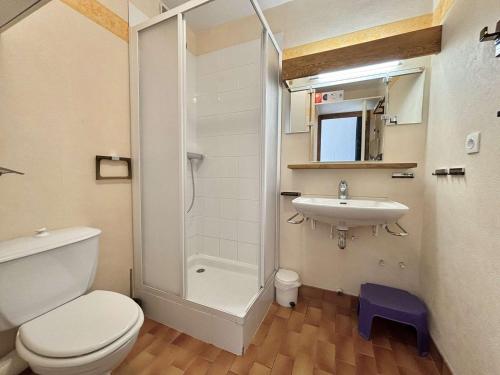 une salle de bain avec toilettes, lavabo et douche dans l'établissement Studio cosy à Notre-Dame-de-Bellecombe, au pied des pistes avec piscine et parking - FR-1-595-24, à Notre-Dame-de-Bellecombe