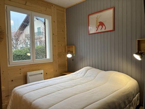 a bedroom with a large bed and a window at Charmant appartement fonctionnel près du centre bourg, balcon et parking gratuit - FR-1-548-2 in Villard-de-Lans