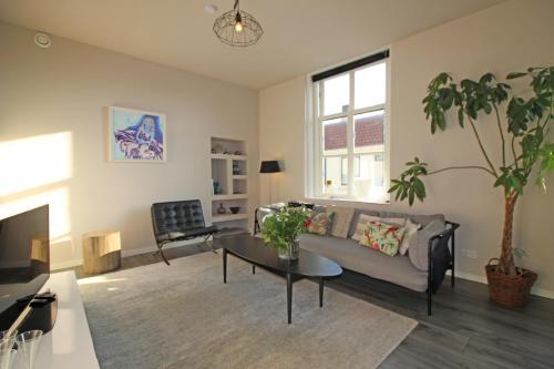 TV a/nebo společenská místnost v ubytování Ruim appartement in monumentaal gebouw