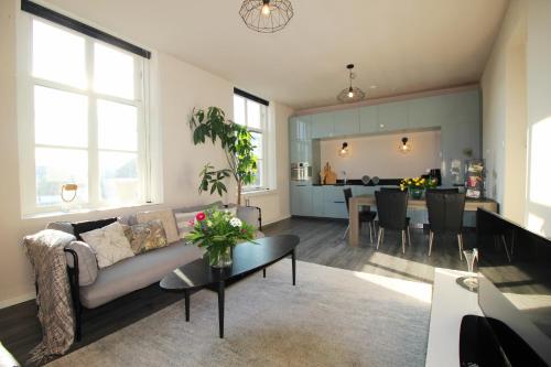 Posezení v ubytování Ruim appartement in monumentaal gebouw