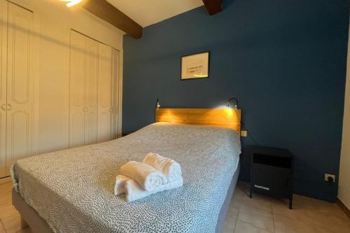 une chambre avec un lit avec deux serviettes dessus dans l'établissement Ostau Agradiu - Maison de maître proche de la Mer, à Peyriac-de-Mer