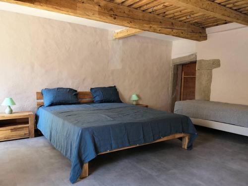 Posteľ alebo postele v izbe v ubytovaní Maison moderne et chaleureuse au cœur du village avec mezzanine et poêle à bois - FR-1-548-26