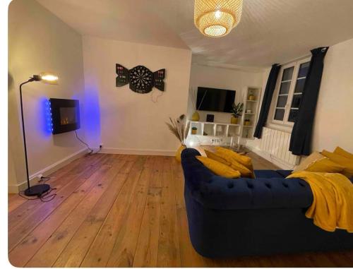 a living room with a couch and a blue light at Le nid du dernier sou in Boulogne-sur-Mer