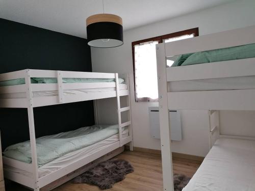 Postel nebo postele na pokoji v ubytování Appartement familial pour 6 personnes avec terrasse, parking gratuit et proche des navettes - FR-1-548-31