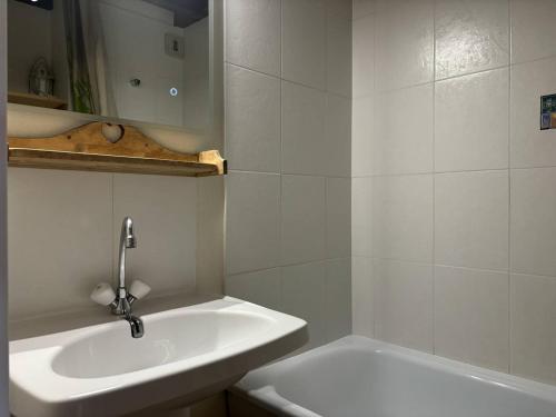 Kúpeľňa v ubytovaní Studio mezzanine avec balcon et parking privé au cœur de Villard-de-Lans - FR-1-548-28