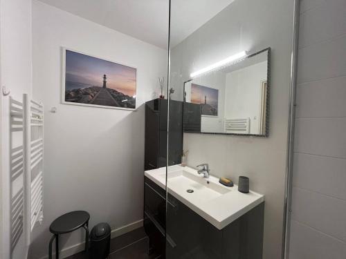 Kúpeľňa v ubytovaní Studio confortable, idéal pour 4, avec balcon, proche pistes et centre bourg ! - FR-1-548-35