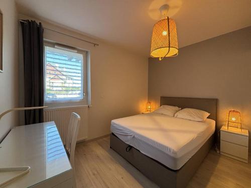 Posteľ alebo postele v izbe v ubytovaní Appartement Confortable avec Terrasse à 5 Min du Centre, Navette Ski Gratuite ! - FR-1-548-34