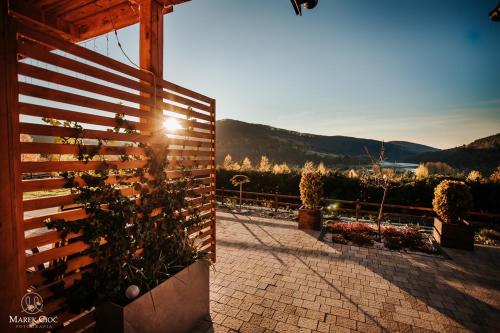 a wooden fence with a view of the mountains at Chaty na Cholewicy Domki Całoroczne in Solina