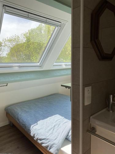 - une chambre avec une fenêtre et un lit dans une salle de bains dans l'établissement Le Refuge des Châteaux, à Chinon