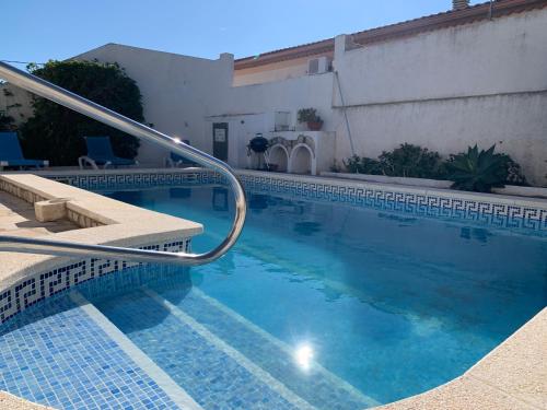 Πισίνα στο ή κοντά στο Chalet with pool near the sea