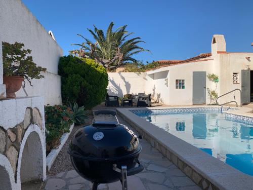 Πισίνα στο ή κοντά στο Chalet with pool near the sea