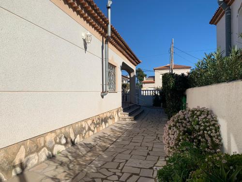 Το κτήριο όπου στεγάζεται  η παραθεριστική κατοικία
