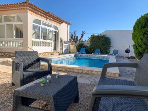 Πισίνα στο ή κοντά στο Chalet with pool near the sea