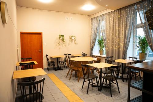 Un restaurante u otro lugar para comer en Hostel H360 - dawniej Hotelik Relax