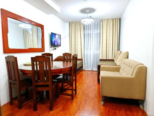 碧瑶Grandview Residences by Vilma-unit 204 near Burnham Park的客厅设有餐桌和沙发