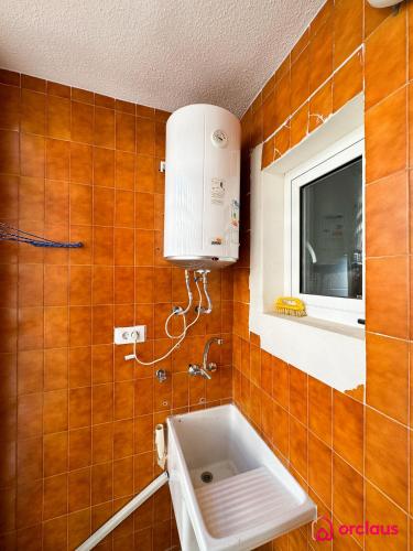 a small bathroom with a sink and a window at La Maison in Oropesa del Mar