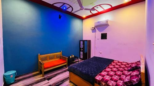 Postel nebo postele na pokoji v ubytování Shree Shyam Palace HOMESTAY near RamJanmbhoomi