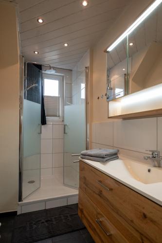 a bathroom with a shower and a sink at Exclusives 110m2 Ferienhaus Inge mit Garten in Wilhelmshaven