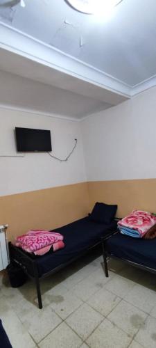 Televisyen dan/atau pusat hiburan di Mirana Mayotte Hostel 47