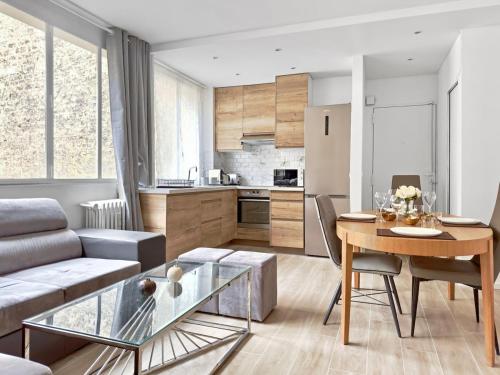 un salon avec un canapé et une table dans l'établissement Charming Apartment 4P- Eiffel Tower Face, à Paris