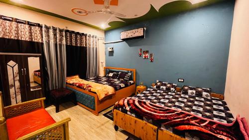 Postel nebo postele na pokoji v ubytování Shree Shyam Palace HOMESTAY near RamJanmbhoomi