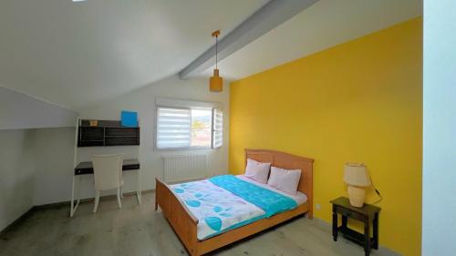 ベリニャにあるXXXL 10 personnesのベッドと机のある小さな寝室