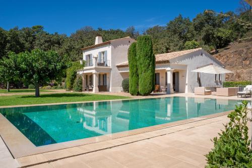 une piscine devant une maison dans l'établissement Beou Endrech, à La Garde-Freinet