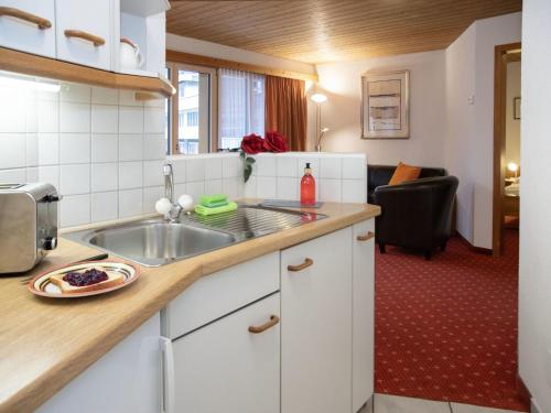 Η κουζίνα ή μικρή κουζίνα στο Apartment Chalet Abendrot apARTments-12 by Interhome