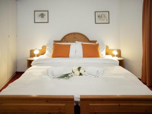 Ένα ή περισσότερα κρεβάτια σε δωμάτιο στο Apartment Chalet Abendrot apARTments-12 by Interhome