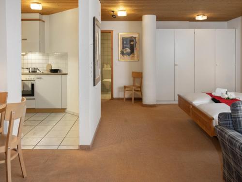 Una cocina o kitchenette en Apartment Chalet Abendrot apARTments-17 by Interhome