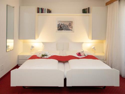 Giường trong phòng chung tại Apartment Chalet Abendrot apARTments-4 by Interhome