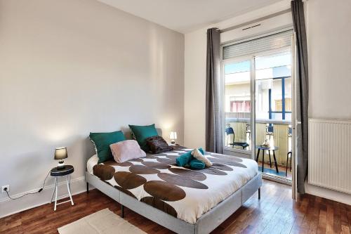 Cama o camas de una habitación en Le Classic Chic - 20min de Lyon, Balcon Ensoleillé