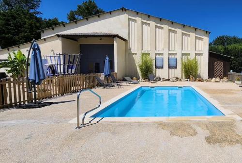 une piscine devant un immeuble dans l'établissement Modern 2 Bed Bungalow situated in Rives Villereal, à Rives