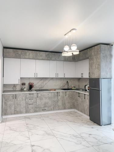Кухня или мини-кухня в Apartments Domovik Mira 11s/20
