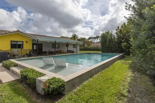 Heated pool - 5min Coral Gables - Family Vacation photo 1