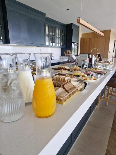 图蓬加托火山House by Casa Septem的厨房配有带橙汁和糕点的柜台。