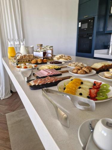 图蓬加托火山House by Casa Septem的自助餐,餐桌上摆满了食物