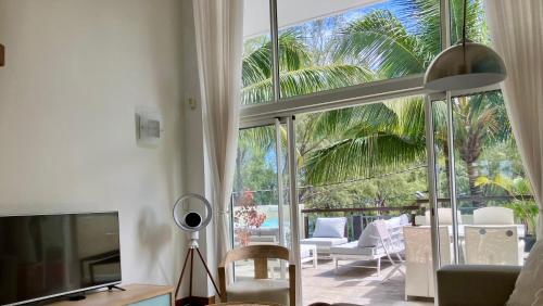 TV a/nebo společenská místnost v ubytování Penthouse Bain Bœuf vue mer