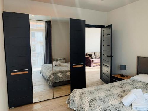 a bedroom with two beds and a large mirror at Apartmets Domovik Мира 11с кв 7 Вместительная трёхкомнатная квартира in Mukacheve